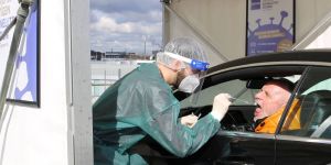 Auf dem Parkdeck des Phoenix-Centers: Harburgs erste Drive-in Test-Station