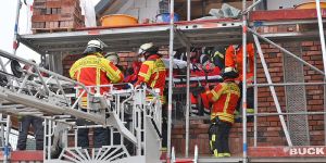 Vahrendorf: Feuerwehr hievt verletzten Arbeiter aus Rohbau
