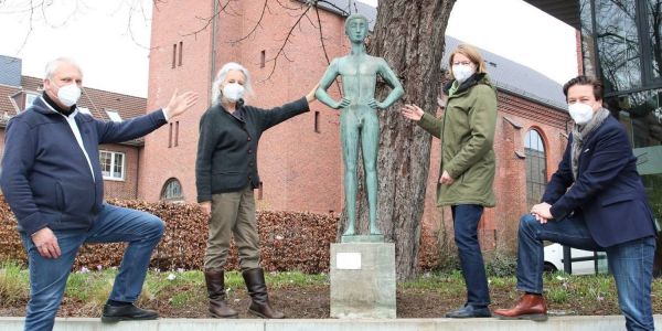 Wertvoller Neuzugang: Skulptur von Fritz Fleer am Museumsplatz aufgestellt