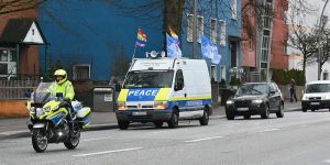 Rund 50 Fahrzeuge nahmen am Samstagmittag an einem Corona-kritischem Autokorso teil.
