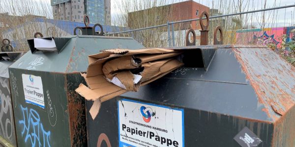 Volle Altpapiercontainer: Stadtreinigung startet die Aktion „Mach's flach!“