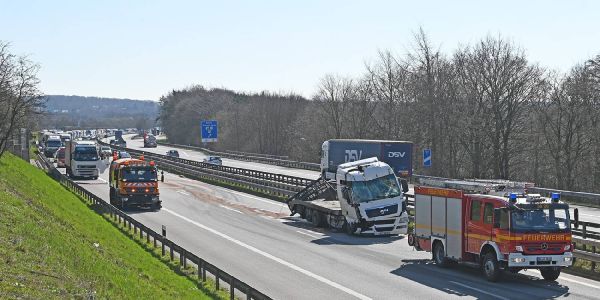Die Unfallstelle auf der A7. Foto: André Lenthe - Fotografie Auffahrunfall auf der A7 sorgt für Vollsperrung und Verkehrsprobleme