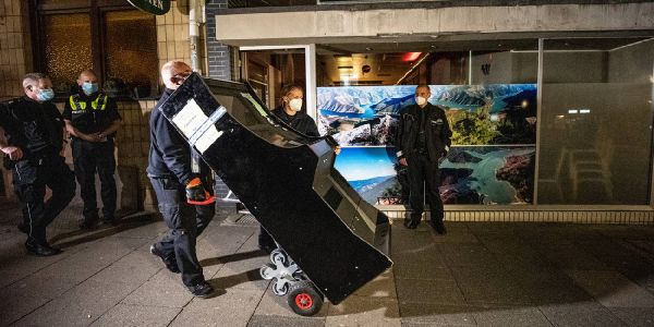 Im März 2021 stellten die Polizei in einem sogenannten Kulturverein an der Neuen Straße Automaten sicher. Foto: André Zand-Vakili Razzia