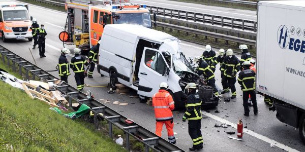 Einsatzkräfte der Feuerwehr retten den eingeklemmten Fahrer. Foto: André Zand-Vakili Verkehrsunfall