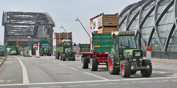 Große Treckerdemonstration gegen die Öffnungspläne der Alten Süderelbe