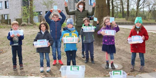 Jubel an der Alten Forst: Die Bewegungsagenten heimsten den ersten Platz der SMASH-Challenge. Darüber freuen sich auch die Schüler der Klasse 1a mit der stellvertretenden Schulleiterin Svenja Bruse. Foto: Christian Bittcher 1. Preis für Alte Forst: Bewegungsagenten gewinnen SMASH-Challenge