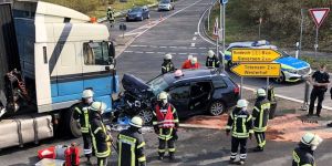 Lkw fährt in Gegenverkehr: 52-jährige Autofahrerin in Leversen verletzt