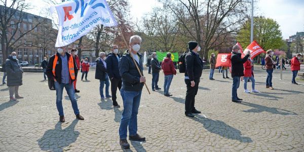 Mit Flaggen auf dem Rathausmarkt. Teilnehmer der 1.Mai-Demo Foto: Andre Lenthe Fotografie DGB Kundgebung auf dem Harburger Rathausplatz zum 1. Mai 2021