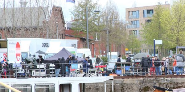 Mit vielen Mitarbeitern und Statisten war das Team von Studio Hamburg einen Tag lang zu Gast im Harburger Binnenhafen, um für das Großstadtrevier zu drehen. Foto: Christian Bittcher Der Binnenhafen als Filmkulisse: Großstadtrevier drehte in Harburg