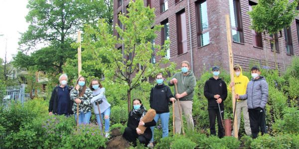 Alle packten mit an: Der Klimabaum wurde am naturnahen Hang des neuen Science-Gebäude der GSH gepflanzt. Foto: Christian Bittcher „Trees for Future“: GSH-Schüler haben jetzt einen eigenen Klimabaum