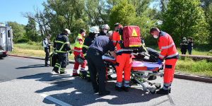 Motorradfahrer aus Kurve geschleudert und schwer verletzt