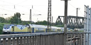 Defekt an Oberleitung: 150 Fahrgäste im Metronom gefangen