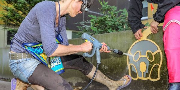Street-Art: In Kirchdorf-Süd entstanden Kunstobjekte per Wasserstrahl