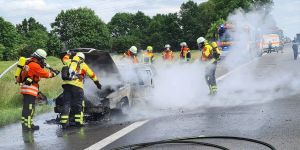 Großeinsatz für die Feuerwehr: PKW brennt auf der A 1 vollständig aus