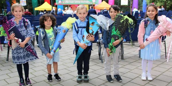 Stolz wie Oskar: Vier von 133 neuen Erstklässlern an der Alten Forst. Karlotta (v.l.), Yem, Julian, Pars und Miray Elif am ihrem großen Tag. Foto: Christian Bittcher Einschulung der Alten Forst: Marcell Jansen startet digitales Hygienekonzept