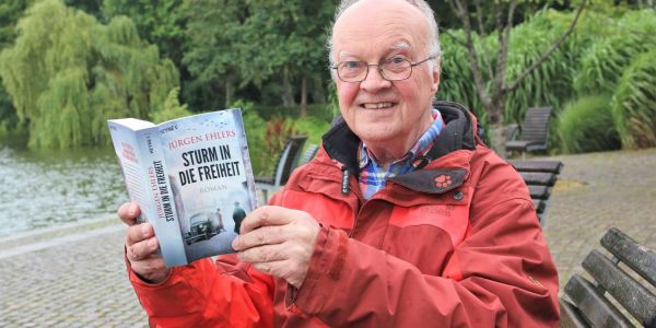 Krimi-Autor Jürgen Ehlers mit seinem neuen Thriller "Sturm in die Freiheit" an der Harburger Außenmühle. Foto: Christian Bittcher Sturm in die Freiheit: Der neue Thriller von Jürgen Ehlers ist im Handel