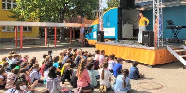 Endlich wieder gemeinsam singen: Der Chor-Truck machte an der Alten Forst Station. Foto: privat Endlich wieder singen: Der Chor-Truck machte an der Alten Forst Station