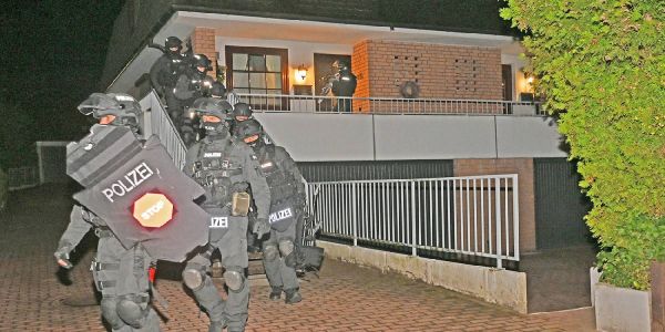 BFE - Spezialeinheit der Polizei sürmt Wohnhaus an der Cuxhavener Straße 