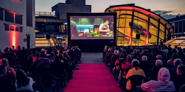 Erstklassige Filme unter freiem Himmel: Im Phoenix-Center findet wieder das beliebte Open Air Kino auf dem Parkdeck P1 statt. Foto: Phoenix-Center Open Air Kino im Phoenix-Center: Erstklassige Filme unter freiem Himmel
