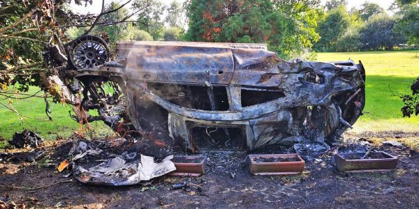 Der ausgebrannte AMG Mercedes. Foto: Feuerwehr Unfall bei Verfolgungsfahrt: AMG Mercedes geht in Flammen auf