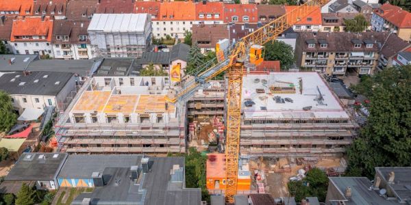 Mietwohnungen statt Garagenhof: Richtfest in der Marienstraße