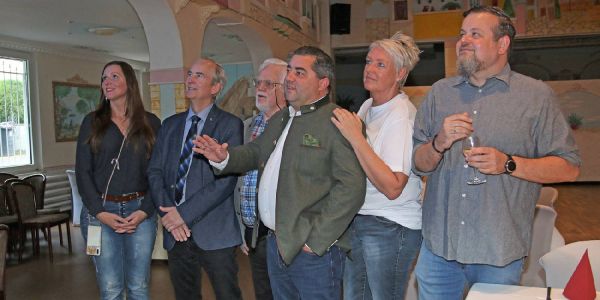 Anja Conrad, Rainer Bliefernicht, Ralf-Dieter Fischer, Uwe Schneider mit Frau Tina und André Trepoll bei der ersten Prognose um 18 Uhr im Rönneburger Hof. Foto: Christian Bittcher CDU: Bei zwei blauen Augen kam keine Partystimmung auf