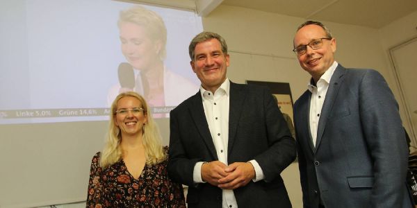 Harburger Genossen entspannt zur Wahlparty in den Mojo Club
