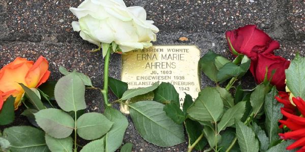 Erster Stolperstein in der Gemeinde Seevetal für NS-Euthanasie-Opfer Erna Marie Ahrens verlegt