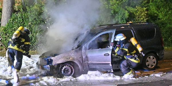 Einsatzkräft der Feuerwehr bei den Löscharbeiten. Foto: Andre Lenthe Fotografie Dacia Logan brennt in Neugraben vollkommen aus