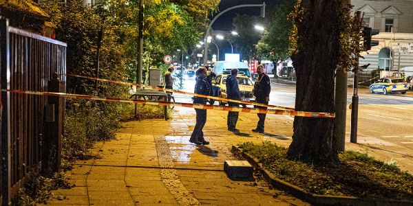 Polizisten am Tatort an der Buxtehuder Straße. Foto: André Zand-Vakili Messerstecherei