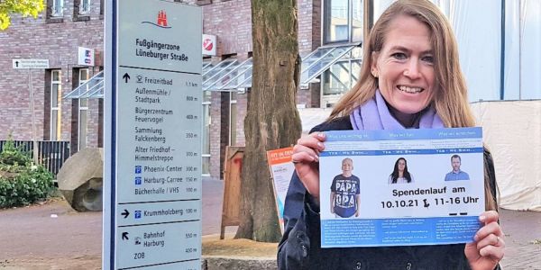Juliane Eisele beim Verteilen von Flyern in der Harburger Innenstadt. Foto: privat Neue Schwimmhalle: Sehr wenig Geld vor dem Spendenlauf gesammelt