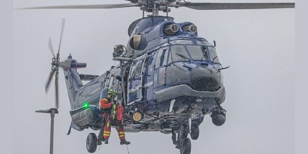 Eine Abseilübung aus eimen Hubschrauber war Teil des Szenarios. Foto: André Zand-Vakili Rettungskräfte übten Infektions-Szenario auf Kreuzfahrtschiff
