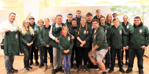 Freude über die neuen Hoodies bei der Jugendabteilung des SV Rönneburg. Foto: SV Rönneburg SV Rönneburg: Gastwirte spenden neue Hoodies für die Schützenjungend