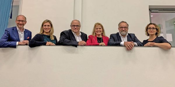 Dr. Ralf Grote, Julita Hansen, Bernd Meyer, Melanie-Gitte Lansmann, Martin Mahn und Valbone Scharfenberg. Foto: pr Citymanagement und channel hamburg werden zu Harburg Marketing