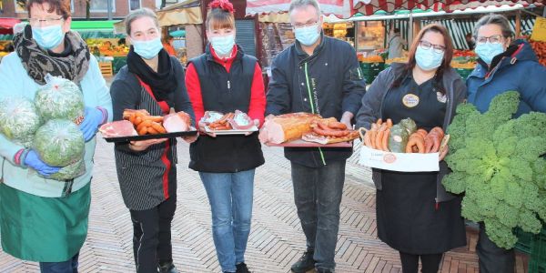 Die Harburger Markthändler freuen sich, das die Grünkohlsaison beginnt: Dörte Ulrich (Otto Jürgens), Nicole Lesser, Tanja Wagner (Schönecke), Jens Boldin, Jacqueline Sabatelli (Isermann Buffet) und Ines Paro mit ihren Produkten. Foto: Christian Bittcher Rezept vom Wochenmarkt: Endlich wieder Grünkohl – aber mal ganz anders
