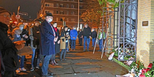 Gedenken an Reichspogromnacht vor dem Synagogenportal an der Knoppstraße