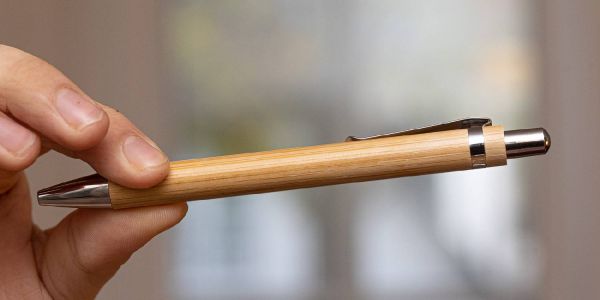 Kugelschreiber aus Holz sind mittlerweile beliebt und verbreitet. Foto: André Zand-Vakili Stift