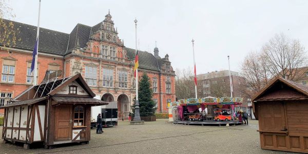 Erste Buden sind da: In einer Woche öffnet Harburgs 2G-Weihnachtsmarkt