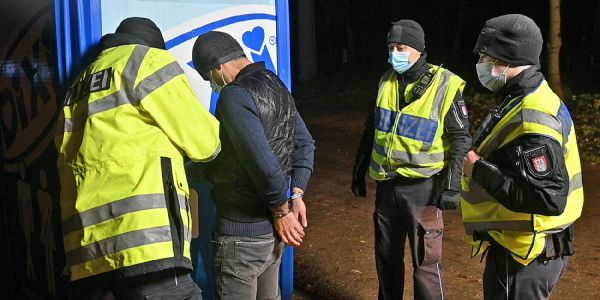 Erneute Verkehrskontrolle in Hamburg diesmal ging es um Alkohol und Drogen - Zufallsfund: Einbrecher erwischt, die Handschellen klickten zwei Mal