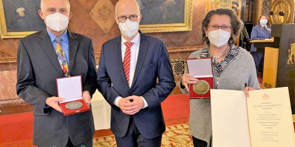 Der große Moment im Harburger Rathaus: Susanne und Frank Plambeck erhalten von Bürgermeister Tschentscher die Auszeichnung. Foto: privat Susanne und Frank Plambeck vom Bürgermeister ausgezeichnet