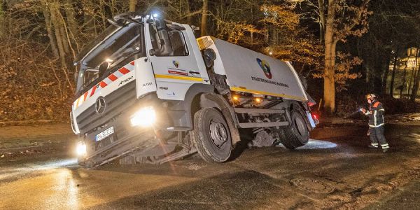 Das eingesackte Fahrzeug in der Straße Alte Forst. Foto: André Zand-Vakili Eingesackt