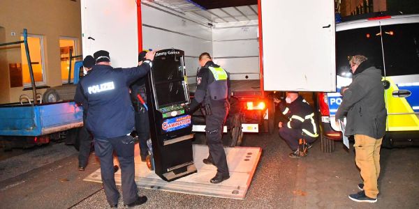 Polizisten transportieren einen der sichergestellten Spielautomaten ab. Foto: André Lenthe - Fotografie Polizei stellt Spielautomaten nach Kontrolle in "Kulturverein" sicher