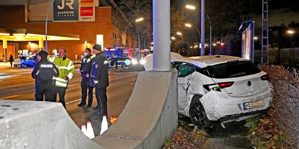 Schwerer Verkehrsunfall am Heiligabend - Fahrzeuge 50 Meter auseinander geschleudert - zwei Verletzte