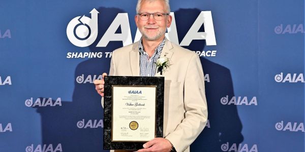 Professor Volker Gollnick von der TU Hamburg in Harburg erhält die Auszeichnung für seinen wissenschaftlichen Beitrag für die Luft- und Raumfahrt. Foto: AIAA Ausgezeichnet: Professor Volker Gollnick bringt Luft- und Raumfahrt voran