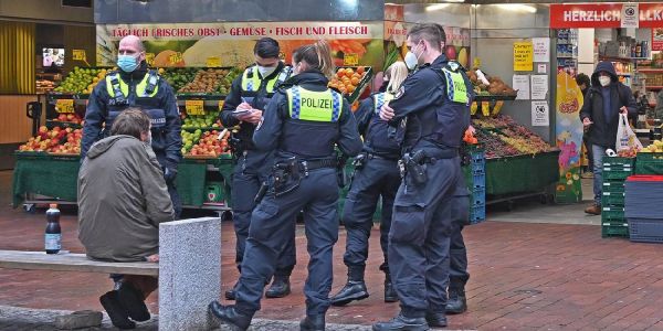 Bereitschaftspolizei kontrolliert Harburger Fußgängerzone Lüneburger Straße