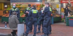 Bereitschaftspolizei kontrolliert Harburger Fußgängerzone Lüneburger Straße