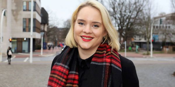 Die 31-jährige Antonia Marmon ist somit nicht nur Harburgs neue Citymanagerin, sondern auch Geschäftsführerin des neuen Harburg Marketing e.V. Foto: Christian Bittcher Seit vier Tagen im Einsatz: Harburgs neue Citymanagerin legt los