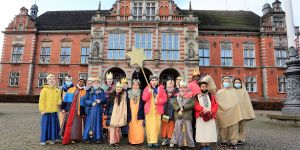 Gesungen wurde vor der Tür: Sternsinger bringen Segen ins Harburger Rathaus