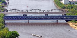 Betrunkener Kapitän rammt Alte Süderelbbrücke und Brücke des 17. Juni