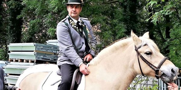 Hoch zu Ross: Der neue König der Könige Ralf Meyer. Foto: SV Rönneburg Jubel bei den Schützen: Endlich wieder ein Königstitel in Rönneburg